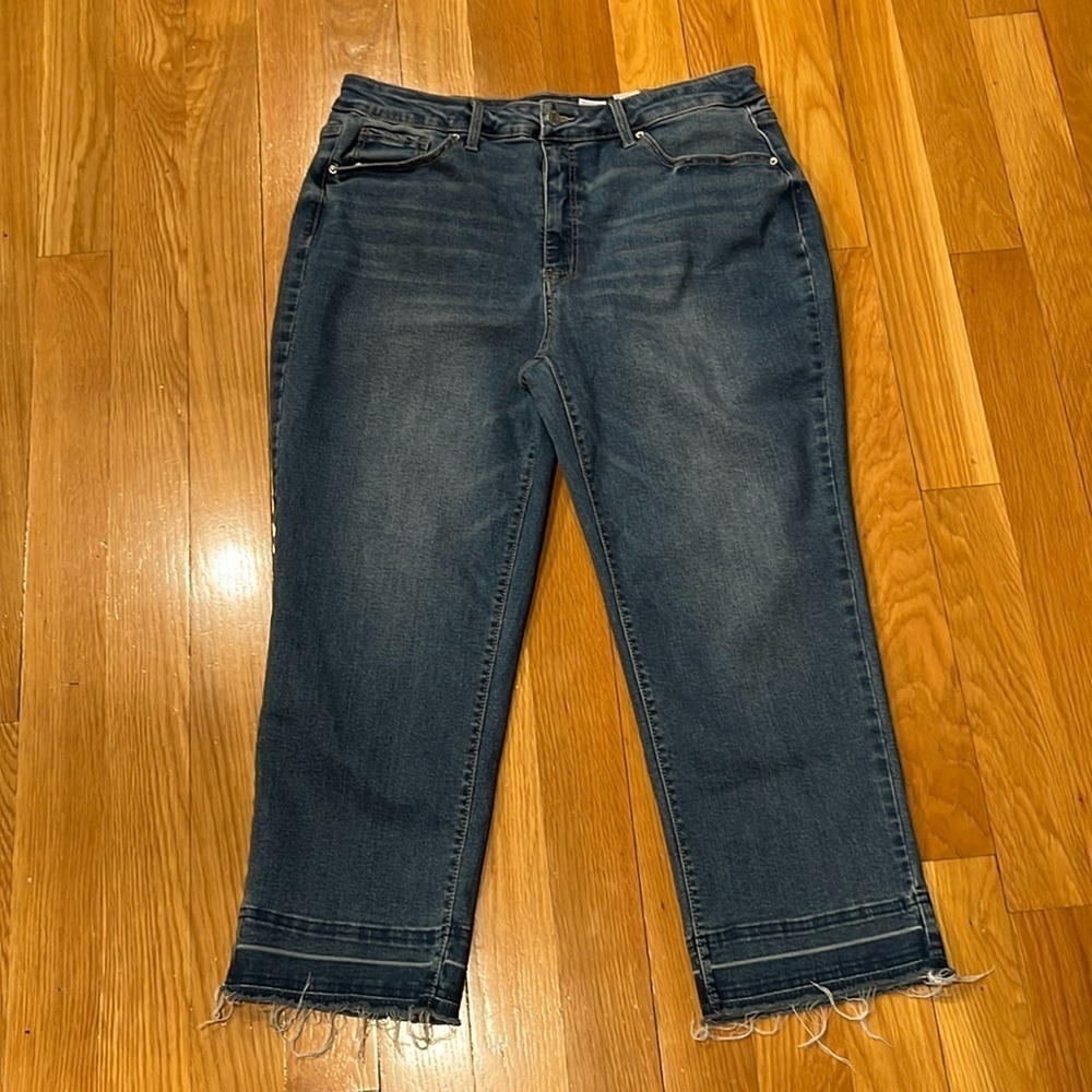 Time and tru women’s high rise frayed hem jeans size 18.
